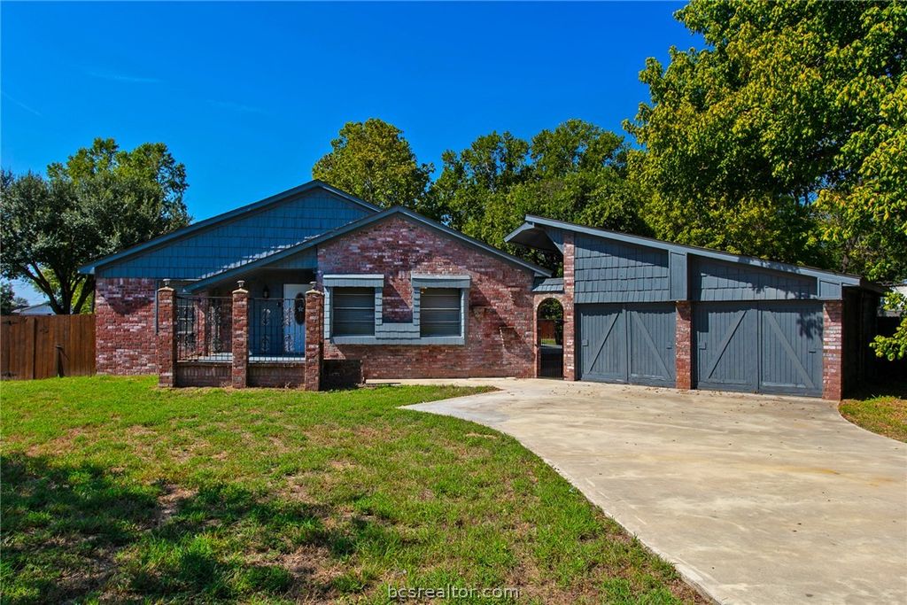 8 Willow Drive, Hearne, TX 77859