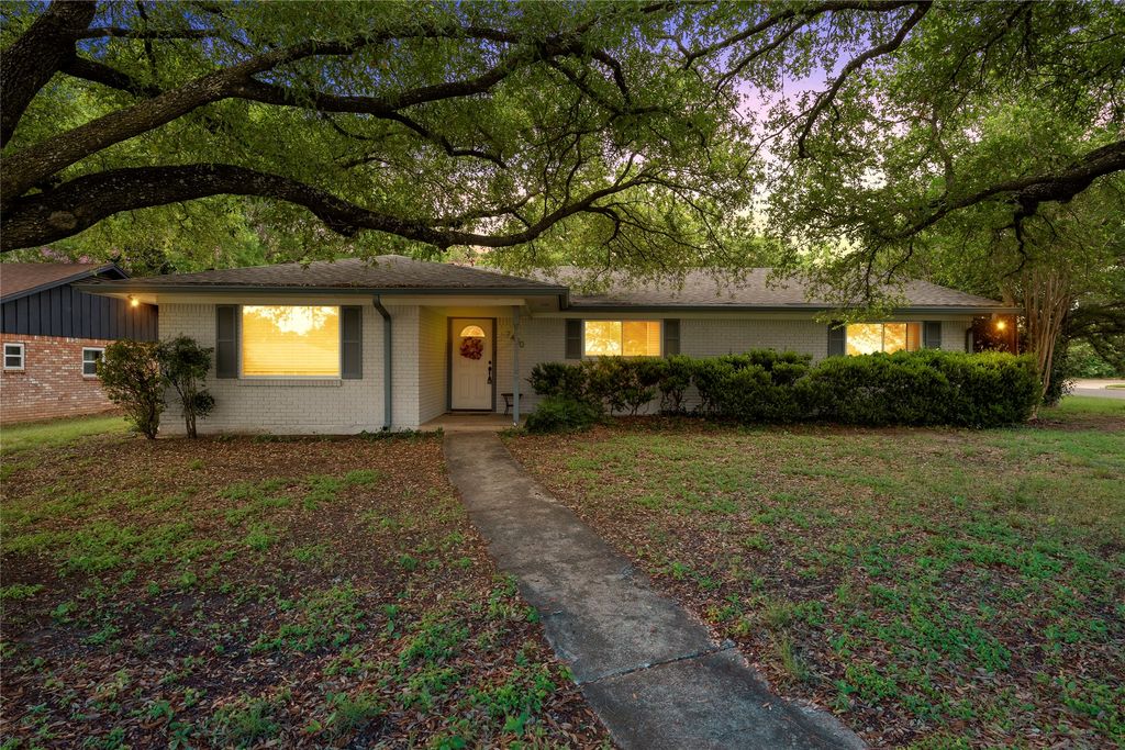7440 Brentwood Circle, Woodway, TX 76712