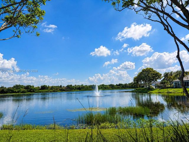 711 SW 111th Way 105, Pembroke Pines, FL 33025