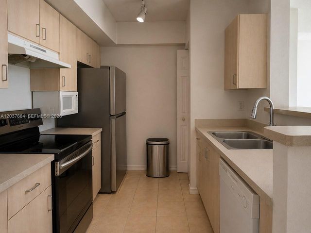 711 SW 111th Way 105, Pembroke Pines, FL 33025