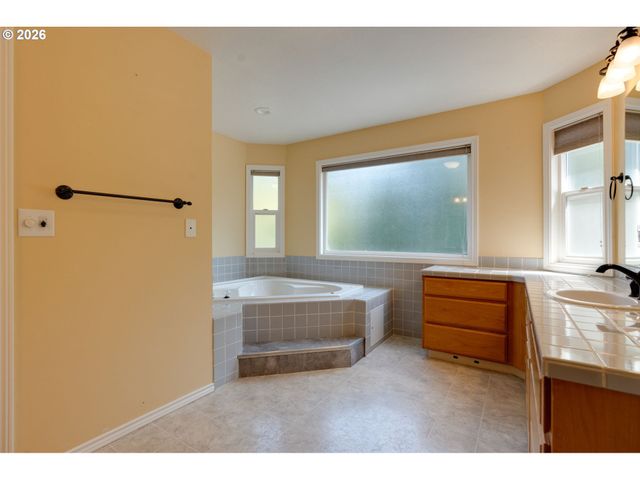 9515 Sw ELROSE St, Portland, OR 97224