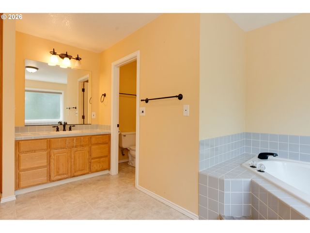 9515 Sw ELROSE St, Portland, OR 97224