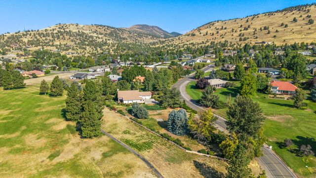 3120 Shield Crest Drive, Klamath Falls, OR 97603