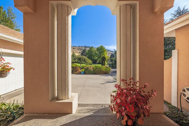3120 Shield Crest Drive, Klamath Falls, OR 97603