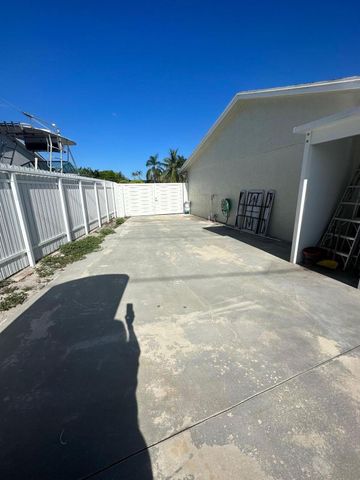 1077 Fernlea Drive B, West Palm Beach, FL 33417