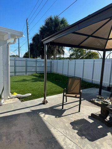 1077 Fernlea Drive B, West Palm Beach, FL 33417