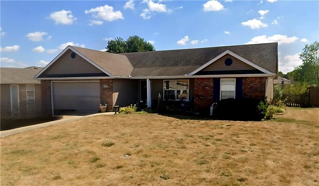 413 Graystone Drive, Grain Valley, MO 64029