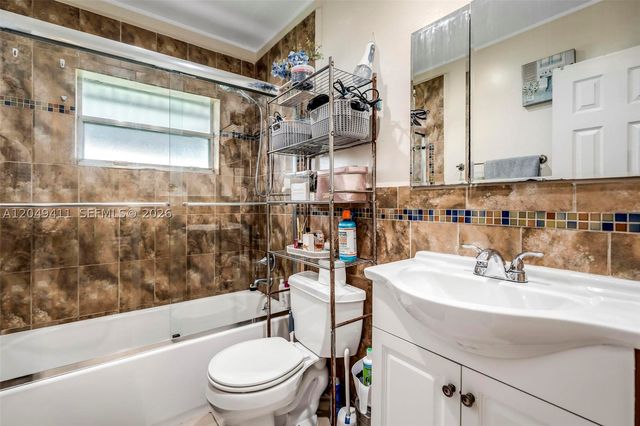 7211 NW 76th St, Tamarac, FL 33321