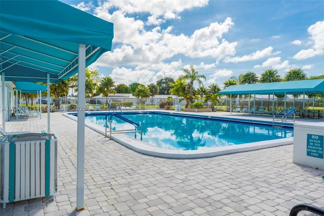 7211 NW 76th St, Tamarac, FL 33321