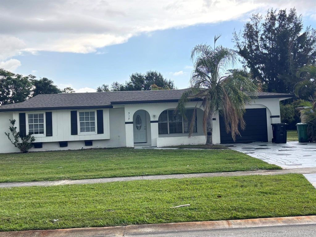 319 NE Camelot Drive, Port St Lucie, FL 34983