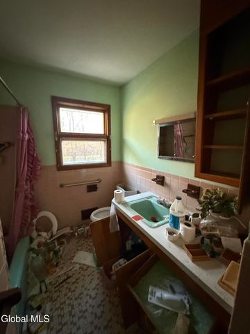 72 Cordell Road, Colonie, NY 12304