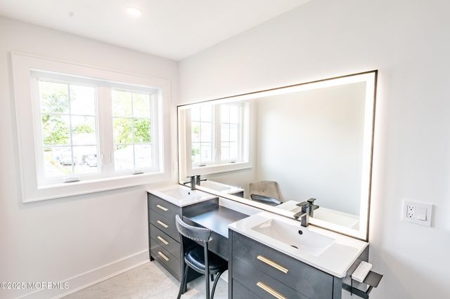 11 Maplewood Avenue, Rumson, NJ 07760