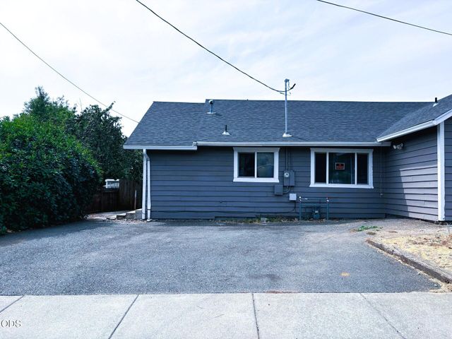 1231 NE A Street, Grants Pass, OR 97526