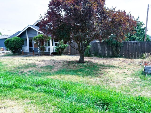 1231 NE A Street, Grants Pass, OR 97526