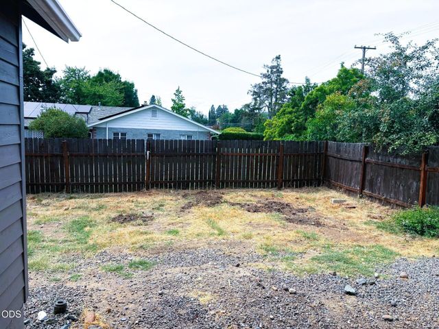 1231 NE A Street, Grants Pass, OR 97526