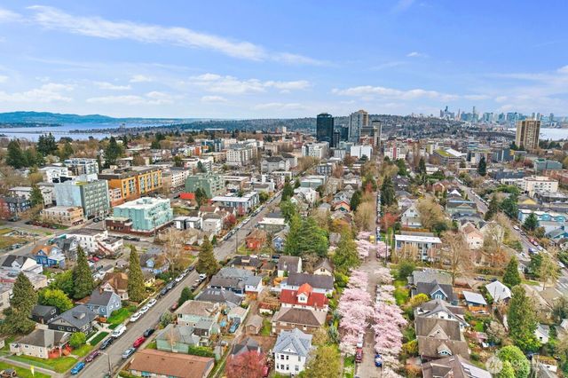 5520 Brooklyn Avenue NE, Seattle, WA 98105