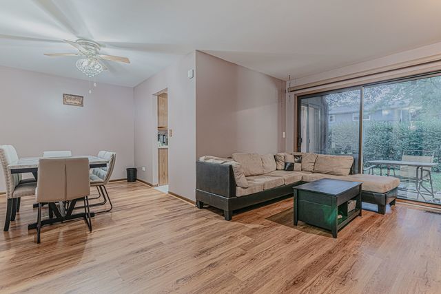 5 Creekside Circle B, Elgin, IL 60123