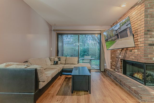 5 Creekside Circle B, Elgin, IL 60123