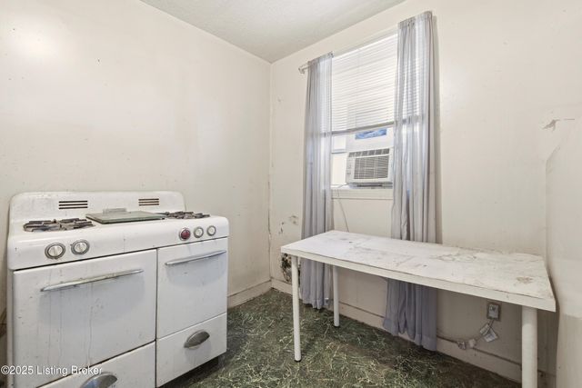 1038 Sylvia St, Louisville, KY 40217