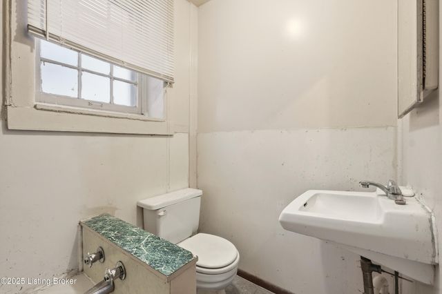 1038 Sylvia St, Louisville, KY 40217