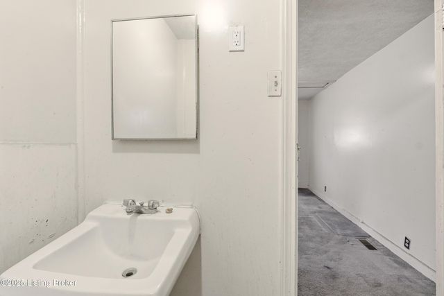 1038 Sylvia St, Louisville, KY 40217