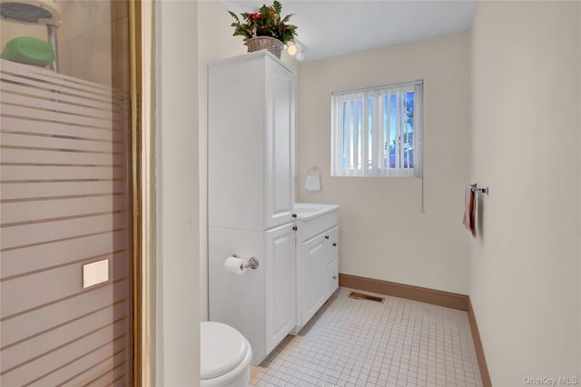 49 Dolphin Lane E, Copiague, NY 11726