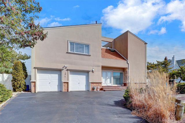 49 Dolphin Lane E, Copiague, NY 11726