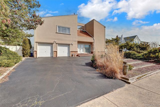 49 Dolphin Lane E, Copiague, NY 11726