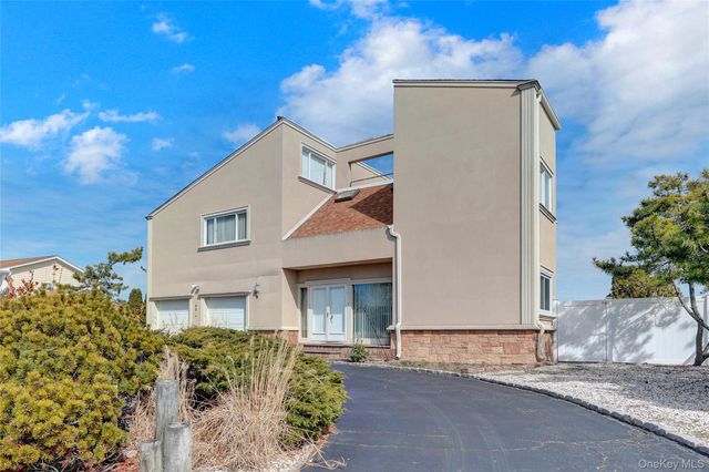 49 Dolphin Lane E, Copiague, NY 11726