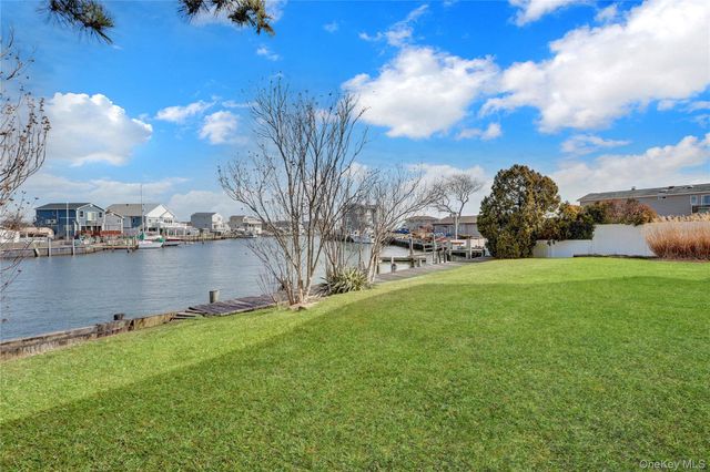 49 Dolphin Lane E, Copiague, NY 11726