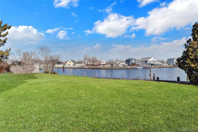 49 Dolphin Lane E, Copiague, NY 11726