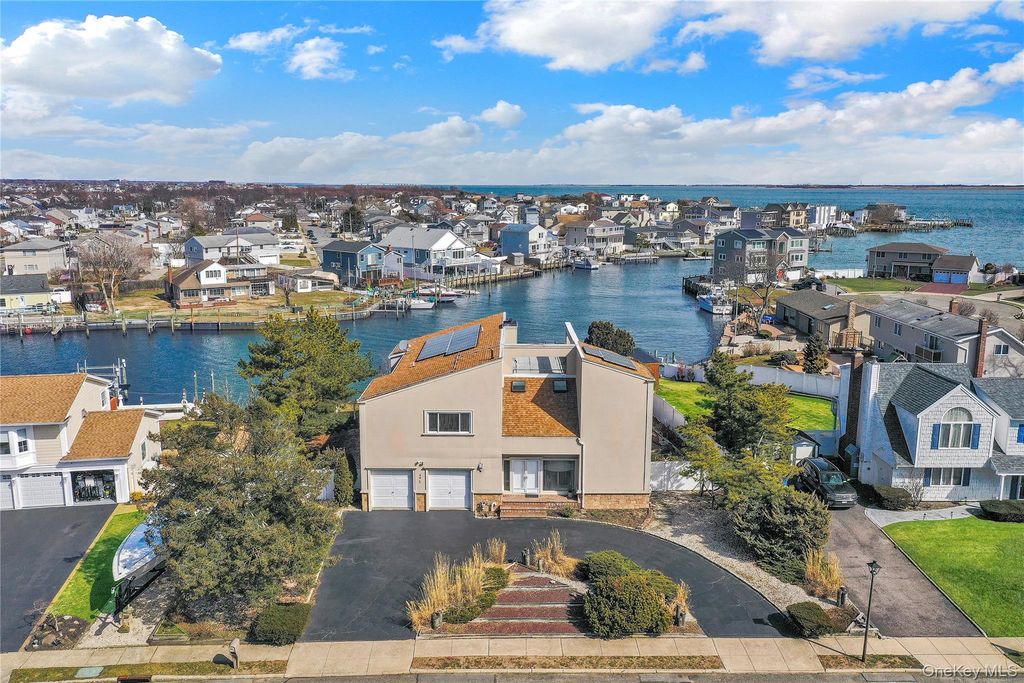 49 Dolphin Lane E, Copiague, NY 11726