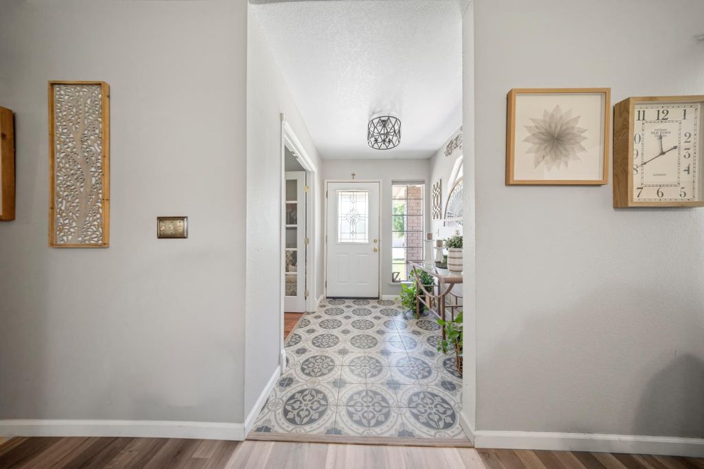 Image 3 of property listing at 18746 Auburn Way, Madera, CA 93638