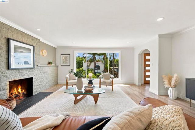 824 Santa Ray Ave., Oakland, CA 94610