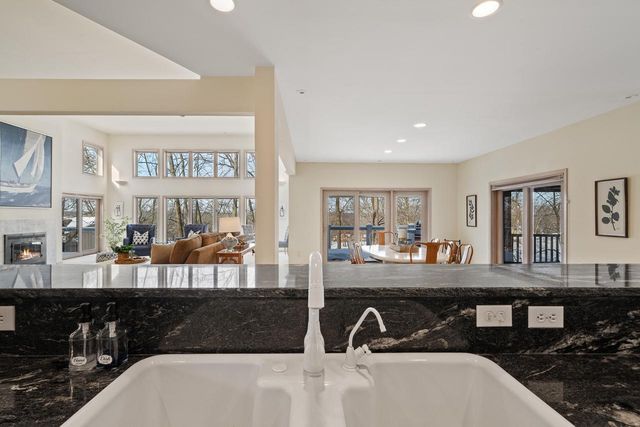 410 Deerpath W, Fontana, WI 53125