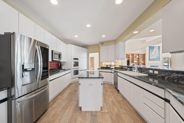 410 Deerpath W, Fontana, WI 53125