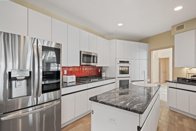 410 Deerpath W, Fontana, WI 53125