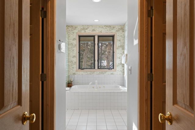 410 Deerpath W, Fontana, WI 53125