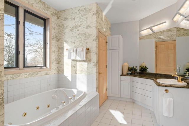 410 Deerpath W, Fontana, WI 53125