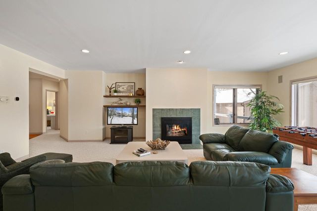 410 Deerpath W, Fontana, WI 53125