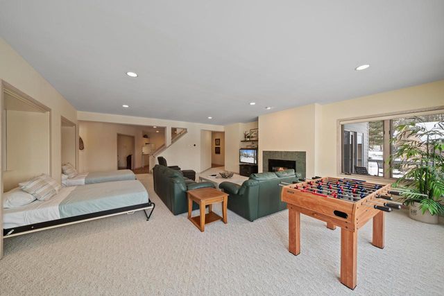 410 Deerpath W, Fontana, WI 53125