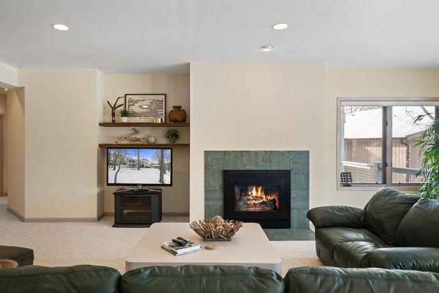 410 Deerpath W, Fontana, WI 53125