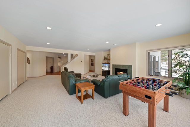 410 Deerpath W, Fontana, WI 53125