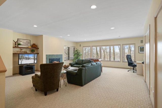 410 Deerpath W, Fontana, WI 53125