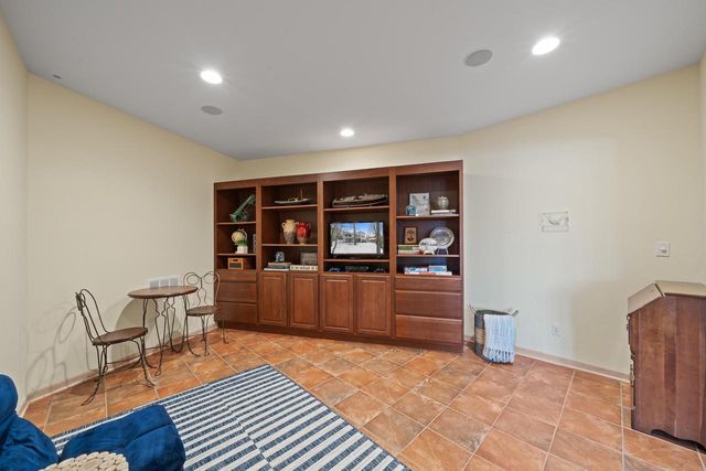 410 Deerpath W, Fontana, WI 53125