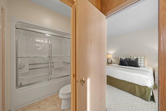 410 Deerpath W, Fontana, WI 53125