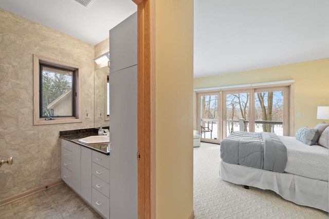 410 Deerpath W, Fontana, WI 53125