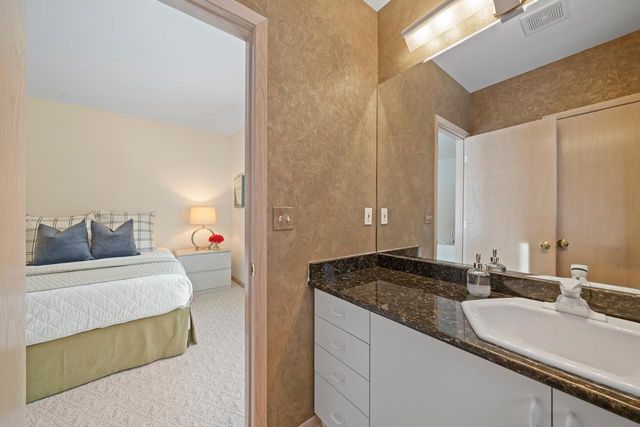 410 Deerpath W, Fontana, WI 53125