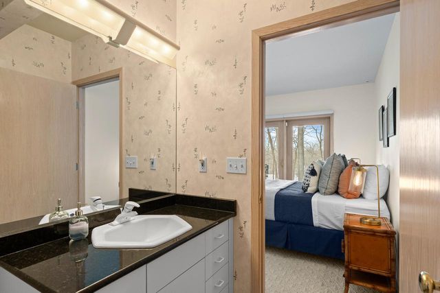 410 Deerpath W, Fontana, WI 53125