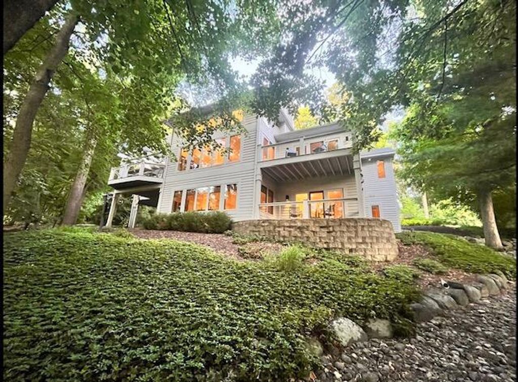 410 Deerpath W, Fontana, WI 53125